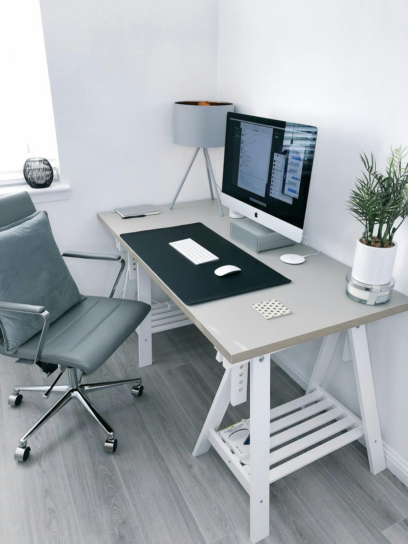 Ruhiger, moderner Arbeitsplatz von clever hr